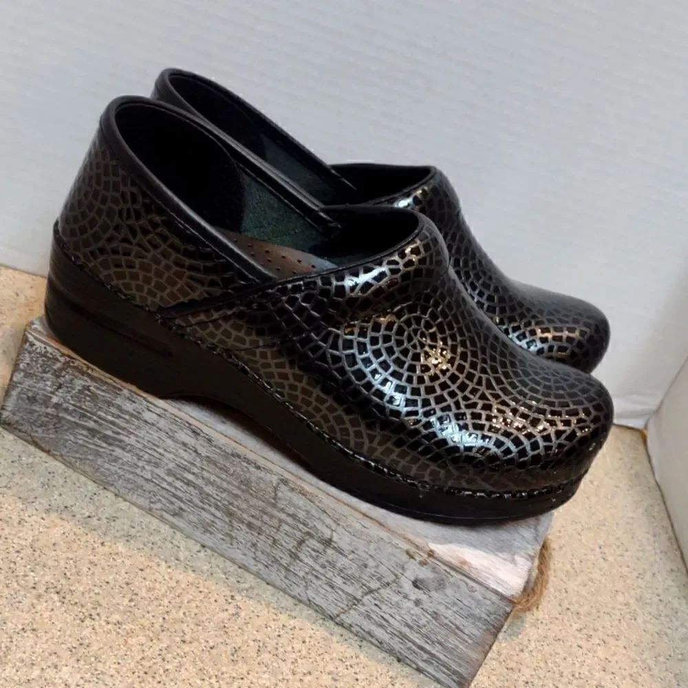 👍 Dansko Black Patterned Clogs ** Flawed**. Size 38.   A3.